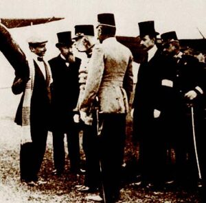 Ο Κωνσταντίνος φον Εκονόμο μπροστά στο διπλάνο του Voisin το 1911 σε συνομιλία με τον αυτοκράτορα Φραντς Γιόζεφ με αφορμή αεροναυτική επίδειξη.26