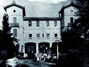 Το αρχοντικό Μελά στην Κηφισιά, πρώην Grand Hotel, το οποίο ο Κοσκινάς λειτούργησε ως Κλινική Kurhaus.29 Σήμερα είναι εμπορικό κέντρο και στεγάζει το τοπικό ταχυδρομείο.