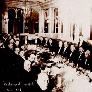 Δεξίωση στο εστιατόριο Laurent των Παρισίων στις 4 Ιουλίου 1928. Ο Κωνσταντίνος φον Εκονόμο διακρίνεται δεύτερος από κάτω δεξιά. Αριστερά του κάθεται ο Georges Guillain. Παρόντες, μεταξύ άλλων, είναι οι Lazar Minor, Λόρδος Russell Brain, Kinnier Wilson, André Thomas και Henri Claude.26