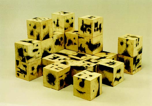 Δημήτρης Κοντός (1931-1996).
Παιχνίδια για μεγάλα παιδιά, Αθήνα 1965
Ξύλινοι κύβοι ζωγραφισμένοι με μελάνι