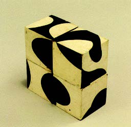 Δημήτρης Κοντός (1931-1996). Παιχνίδια για μεγάλα παιδιά, Αθήνα 1965 Ξύλινοι κύβοι ζωγραφισμένοι με μελάνι