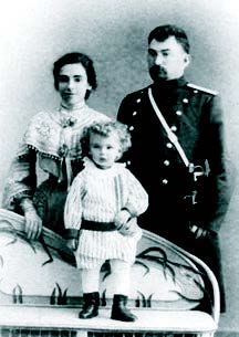 Ο Aleksandr Romanovich σε παιδική ηλικία (περίπου 3 ετών) με τη μητέρα του, Evgenia Viktorovna (Haskin), και τον πατέρα του, Roman Albertovich Luria. Ο Luria ανήκε σε μία εβραϊκή ανώτερη μεσοαστική κοινωνική τάξη που έζησε αρχικά στο Kazan (όπου και γεννήθηκε, το 1902, ο Aleksandr) και, από το 1921, στη Μόσχα (η μητέρα του ήταν οδοντίατρος και ο πατέρας του γνωστός γιατρός που ενδιαφερόταν για τις ψυχοσωματικές διαταραχές).