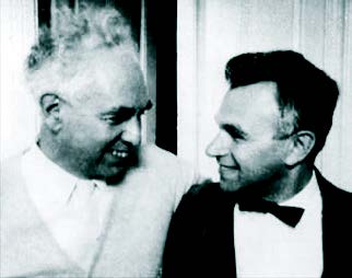 Ο Luria, δεξιά, με τον L. S. Zasetsky, τον ήρωα του βιβλίου, A Lost and Regained World: History of a Brain Wound (1971), γνωστού στην αγγλική έκδοση με τον τίτλο The Man with a Shattered World.